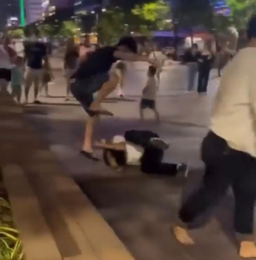 Nhóm đối tượng đánh hội đồng 2 nam thanh niên ở phố đi bộ Nguyễn Huệ (quận 1,TPHCM). (Ảnh chụp từ video) Nhóm đối tượng đánh hội đồng 2 nam thanh niên ở phố đi bộ Nguyễn Huệ (quận 1,TPHCM). (Ảnh chụp từ video)