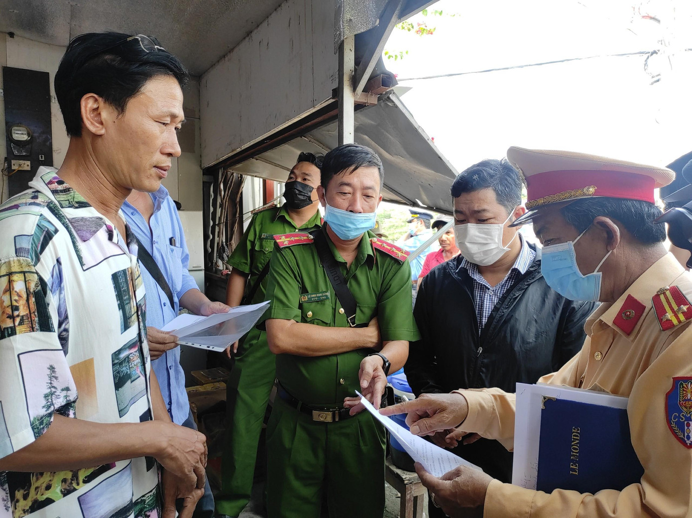 Đoàn liên ngành làm việc với nhân viên "Bãi đỗ xe 39". Đoàn liên ngành làm việc với nhân viên "Bãi đỗ xe 39".