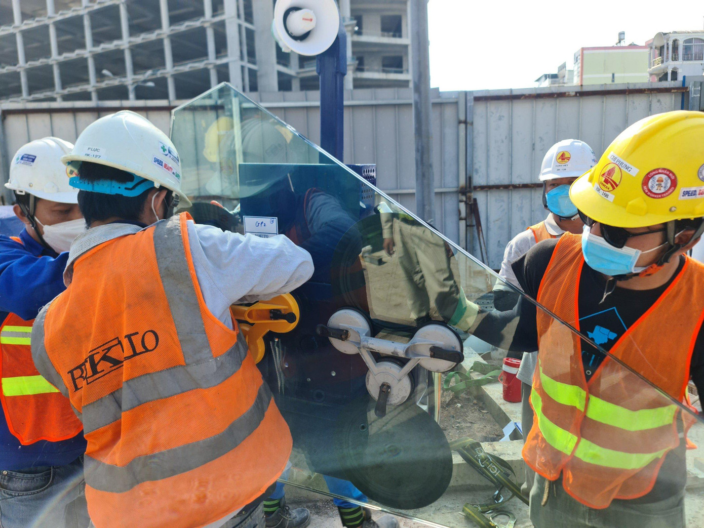 Sáng 15/11, các kỹ sư và công nhân đã tiến hành lắp kính cho giếng trời.