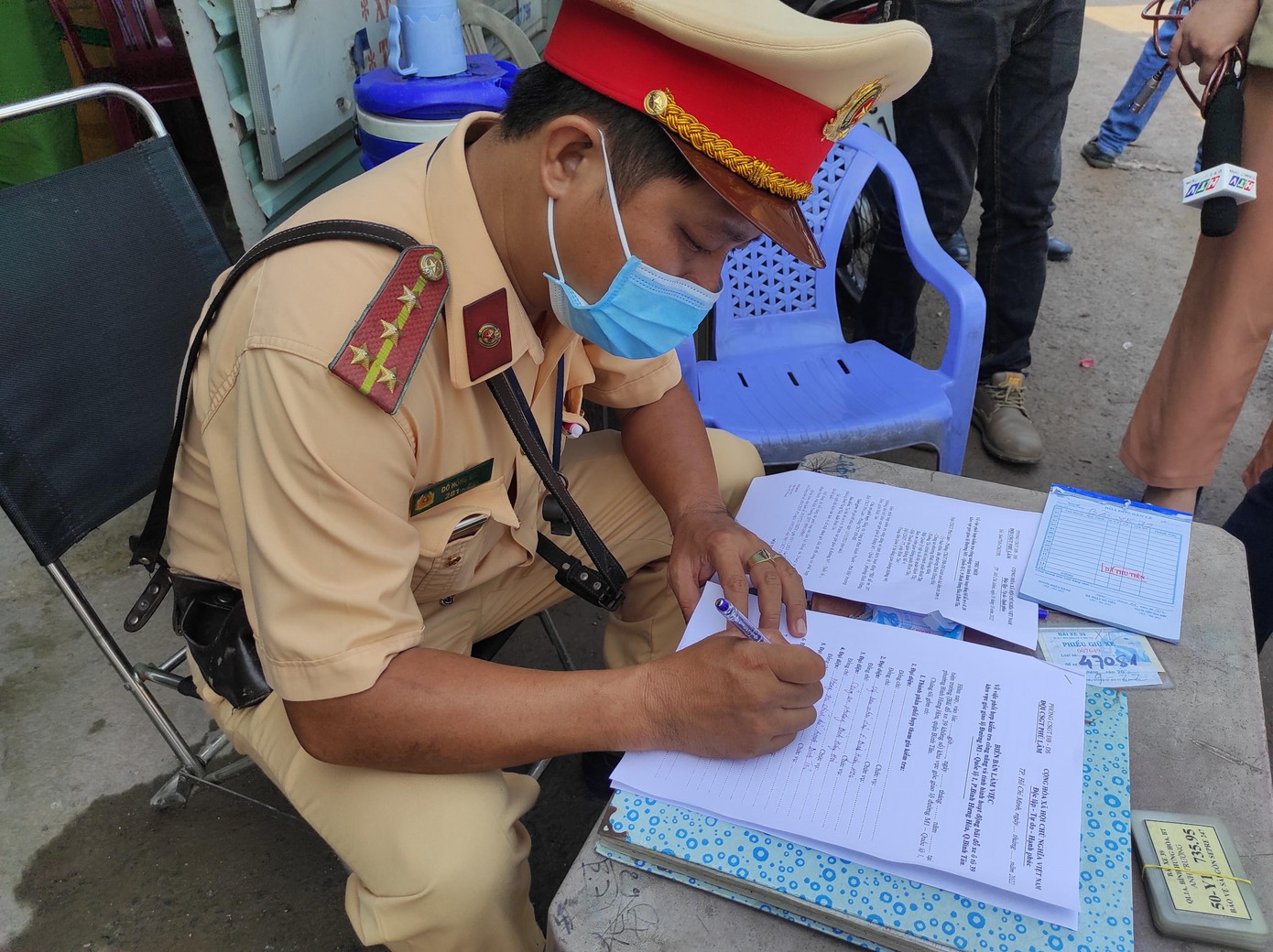 Lực lượng chức năng lập biên bản ghi nhận tình hình hoạt động của “Bãi đỗ xe 39”. Lực lượng chức năng lập biên bản ghi nhận tình hình hoạt động của “Bãi đỗ xe 39”.