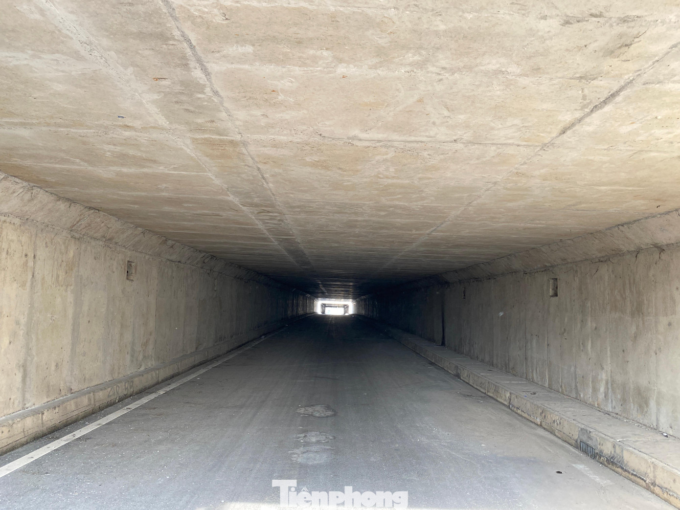 Hầm chui dài 670m, rộng 8m cho xe 2 bánh và ô tô con lưu thông để tránh xung đột giao thông với các xe khách khi ra vào bến xe Miền Đông mới.