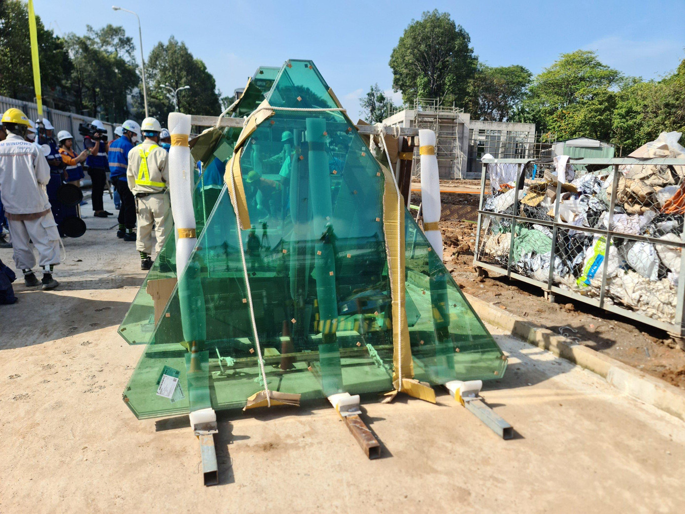 Các tấm kính được nhập khẩu từ Nhật Bản về Việt Nam chuẩn bị được lắp lên giếng trời.