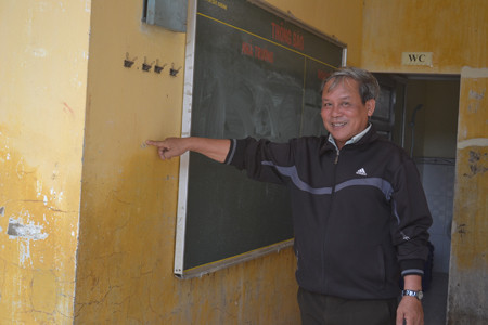 Nước ngập ngang người thế này, ngày lễ lùi lại năm sau. ảnh Việt Hương