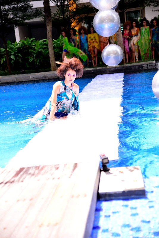 Tuy nhiên cô vẫn rất bình tĩnh và trở lại sàn catwalk