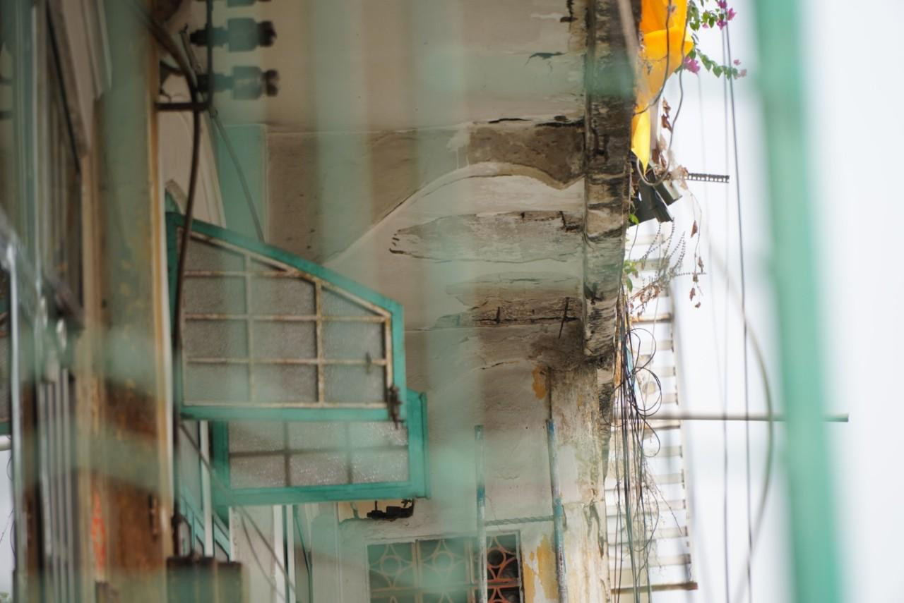 Theo đó, Sở Xây dựng kiến nghị UBND TPHCM chấp thuận cho UBND quận 5 thực hiện các nhiệm vụ, quyền hạn liên quan đến ban hành quyết định di dời, tháo dỡ khẩn cấp đối với chung cư số 440 Trần Hưng Đạo. Đồng thời, giao UBND quận 5 khẩn trương di dời các hộ dân ở chung cư này đến tạm cư tại chung cư An Phú, quận 6.