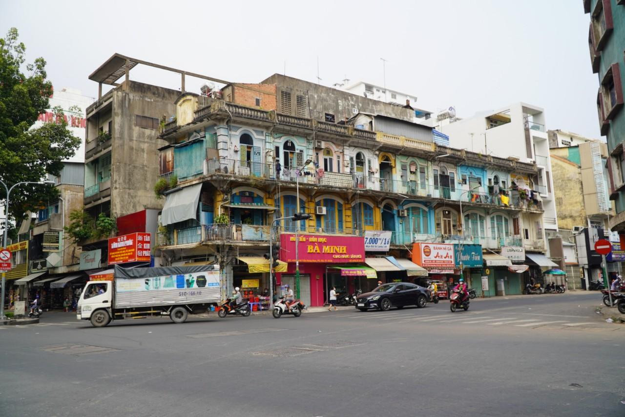 Chung cư 440 Trần Hưng Đạo (Quận 5, TPHCM) được xây dựng từ trước năm 1975. Chung cư có quy mô gồm 1 trệt, 1 lửng, 2 lầu, sân thượng và mái bê tông cốt thép. Từ tháng 8/2016, chung cư này được kiểm định chất lượng và kết quả giám định là chung cư cấp D (nguy hiểm, có thể sập bất cứ lúc nào).