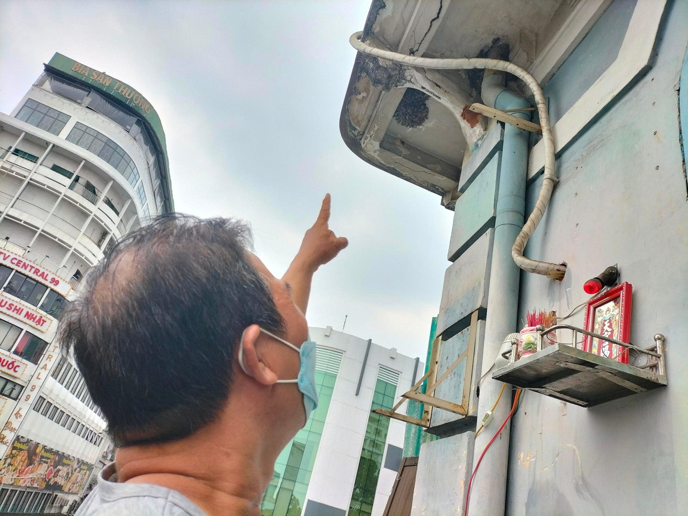 Ông Hùng (Cư dân ở chung cư 440 Trần Hưng Đạo) cho biết, phải sống trong cảnh chung cư xuống cấp bản thân ông và những hộ dân khác đều rất lo sợ. "Đã có nhiều cuộc họp giữa hộ dân và chính quyền nhưng chưa rõ mức đền bù, chưa thống nhất được con số cụ thể nên đến nay mọi việc vẫn chưa có tiến triển".