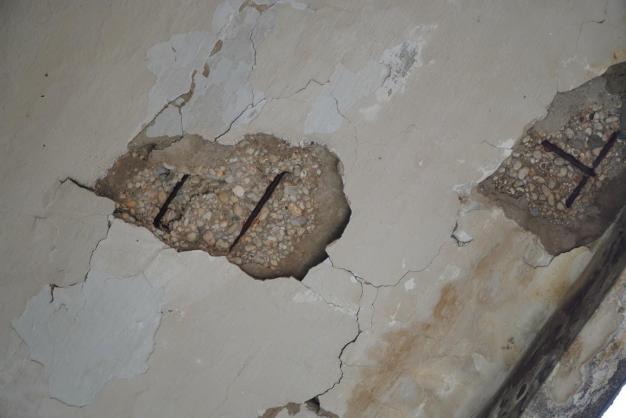 Hiện tại, nhiều mảng tường, trần nhà ở chung cư đã nứt toác, bong tróc vô cùng nguy hiểm.