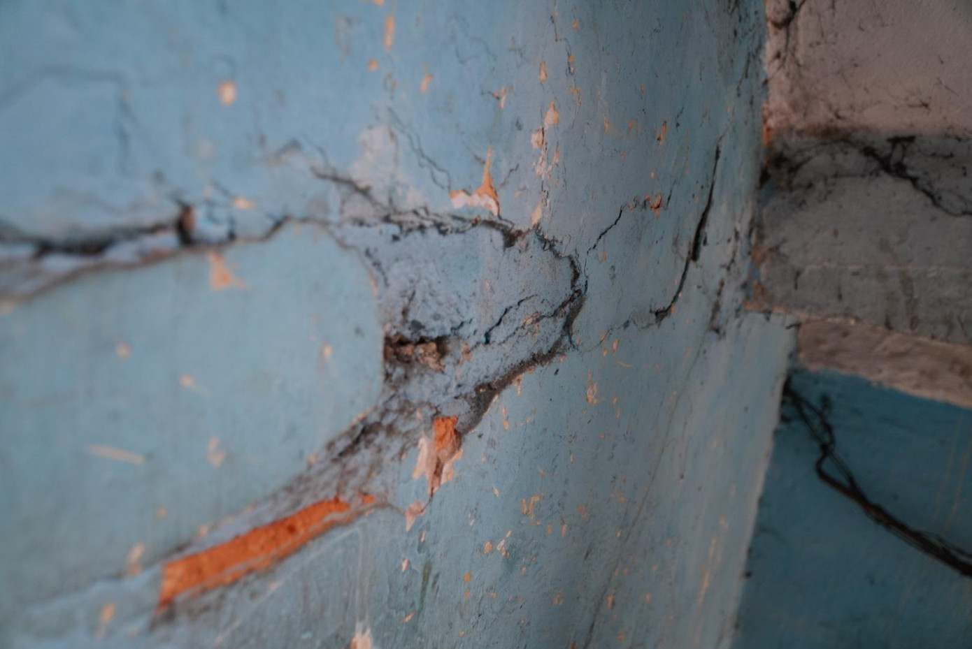 Các vết nứt lớn xuất hiện khắp mọi nơi, từ chân tường cho đến khu vực lan can hành lang.