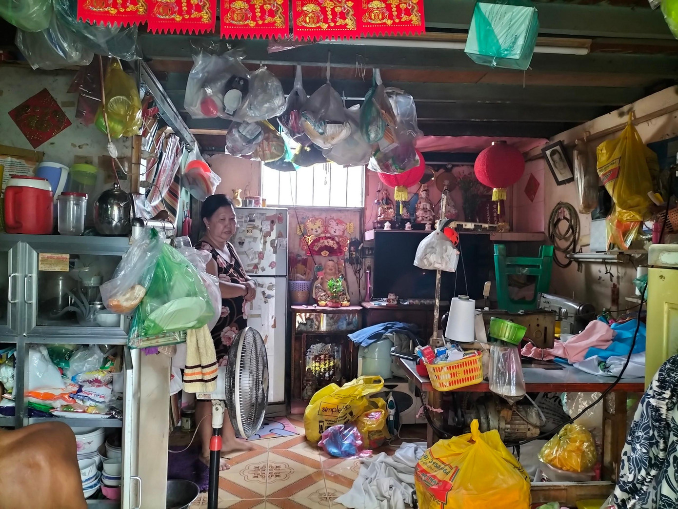 Dù phải sống trong cảnh nơm nớp lo sợ về sự an toàn của chung cư, nhưng 32 hộ dân vẫn bám trụ chờ di dời.