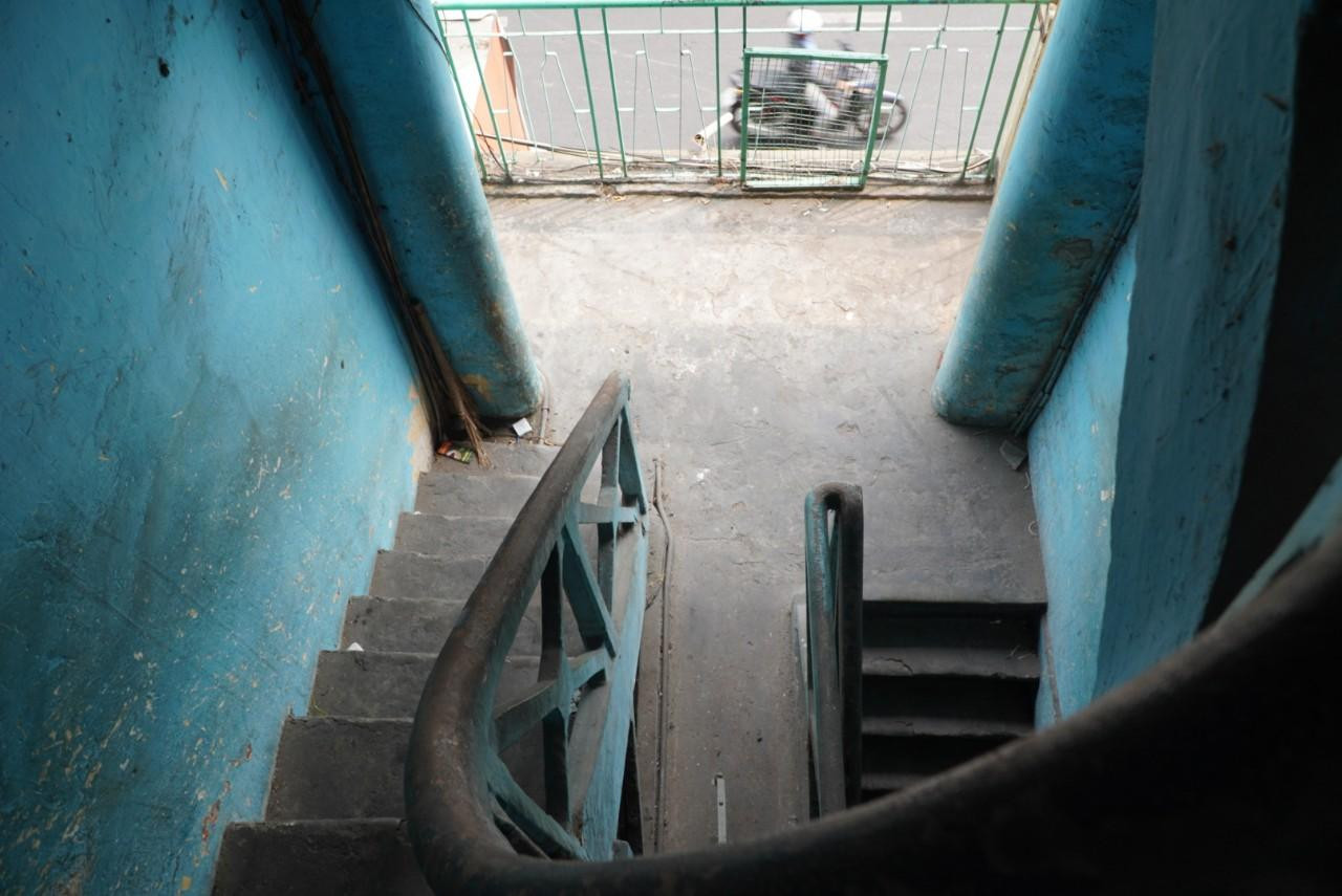 Chung cư chỉ có một lối cầu thang đi chung, khá chật hẹp.