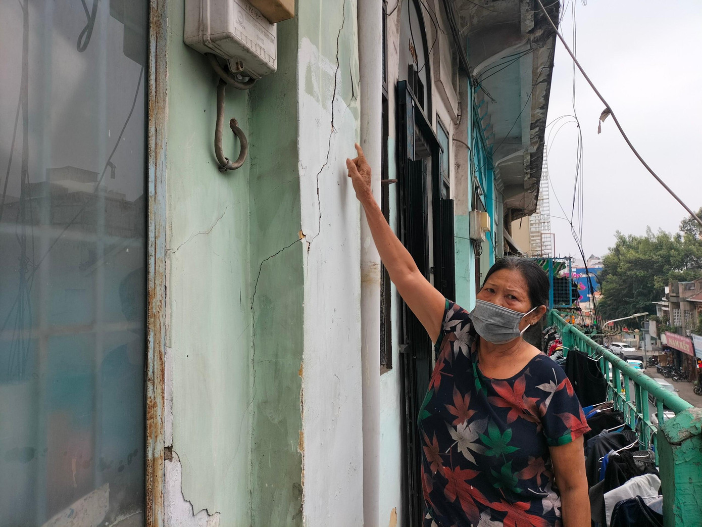 Sinh sống tại căn hộ 15/440, bà Lời cho biết, chung cư nơi bà đang ở đã xuống cấp và thuộc diện giải tỏa. "Qua nhiều lần làm việc, nhưng chưa thống nhất được việc đền bù nên đến nay vẫn chưa di dời đi nơi khác được", bà Lời cho biết.