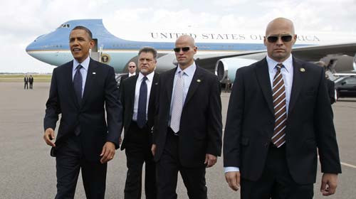 Các điệp viên Sở Mật vụ mặc vét, đeo kính đen tháp tùng Tổng thống Barack Obama - Ảnh: Reuters