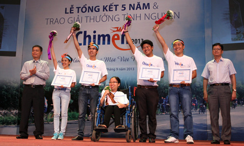 5 cá nhân xuất sắc nhất được vinh danh trong lễ trao giải thưởng tình nguyện Chim Én 2013