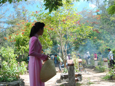 Trong nghĩa trang Hàng Dương. Trong nghĩa trang Hàng Dương