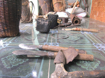 Những vật dụng duy trì sự sống 39 năm trong rừng