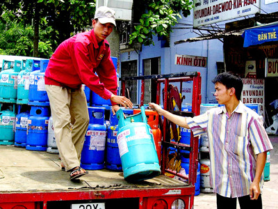 Tính từ đầu tháng 8 đến nay, giá gas đã tăng hai lần, với mức tăng tổng cộng từ 103.000 -106.000 đồng/bình 12 kg, tùy từng hãng. Ảnh: Xuân Phú