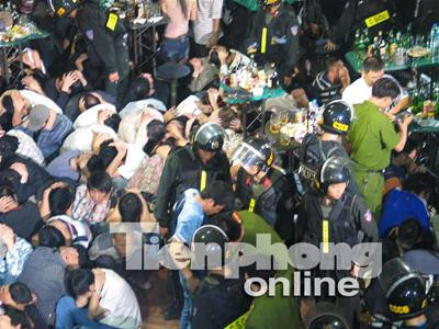 Lực lượng công an nhanh chóng kiểm soát hoàn toàn số dân chơi tại vũ trường. Ảnh : TA