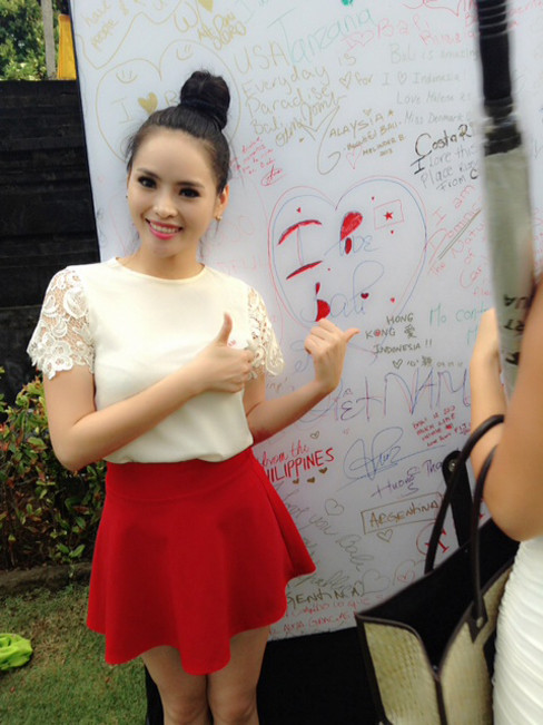 Và ký tên lên tấm bảng lưu niệm của BTC