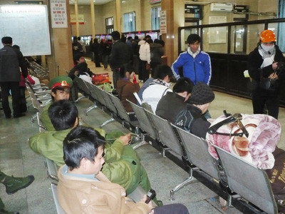 Hôm qua, nhiều hành khách lỡ chuyến đi Nam do không mua được vé tại Ga Hà Nội 