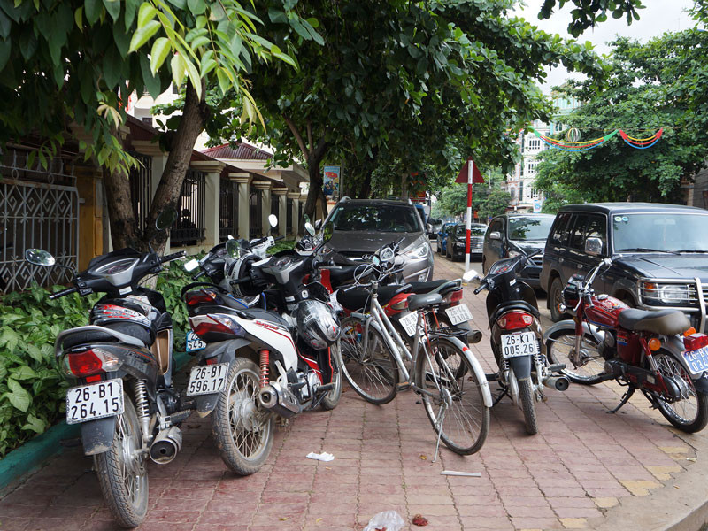 Người nhà các bị cáo tại khu vực xử án