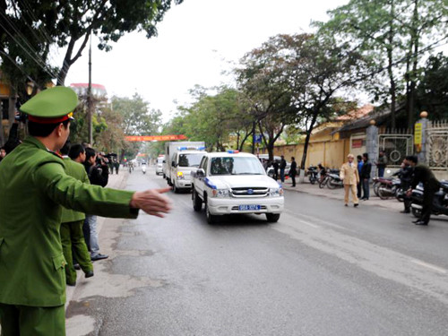 Gần 6h, công tác chuẩn bị cho phiên tòa được triển khai. Con đường dẫn đến tòa án được giăng dây thép gai và đặt biểm cấm. Nhiều người dân tỉnh Bắc Giang đến tòa án từ rất sớm Người nhà chủ tiệm vàng bên di ảnh của ba nạn nhân. Lê Văn Luyện được áp giải tới phiên tòa. Luyện bước xuống xe, được bảo vệ nghiêm ngặt. Bị cáo Luyện nhoài người ra sau tìm người thân. Các bị cáo tại phiên tòa (mặc áo xanh). Bố Luyện (bên trái) quay mặt sang nhìn con trai... Hàng trăm người dân tụ tập ngoài tòa án để theo dõi diễn biến phiên tòa.