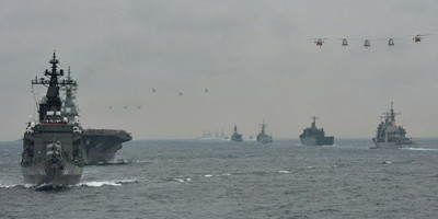 Tàu khu trục Kurama (trái) chở Thủ tướng Nhật Bản dẫn đầu hạm đội Lực lượng Bảo vệ biển trong cuộc tập trận - duyệt binh ngày 14-10. Ảnh: Yuriko Nakao