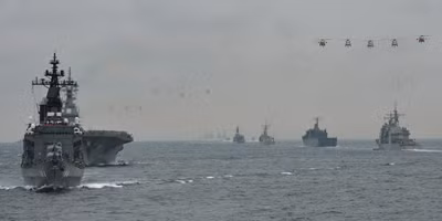 Tàu khu trục Kurama (trái) chở Thủ tướng Nhật Bản dẫn đầu hạm đội Lực lượng Bảo vệ biển trong cuộc tập trận - duyệt binh ngày 14-10. Ảnh: Yuriko Nakao. Tàu khu trục Kurama (trái) chở Thủ tướng Nhật Bản dẫn đầu hạm đội Lực lượng Bảo vệ biển trong cuộc tập trận - duyệt binh ngày 14-10. Ảnh: Yuriko Nakao