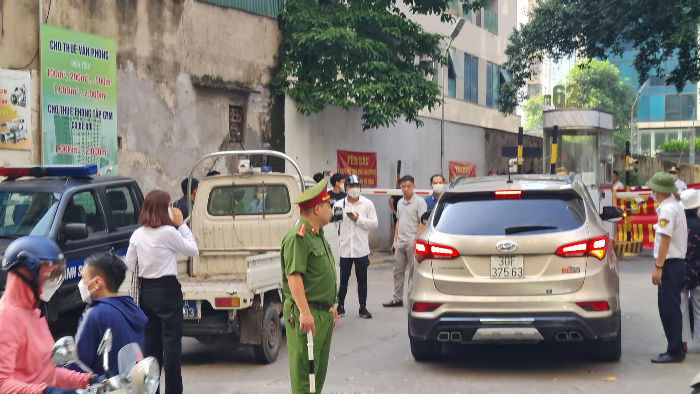 Lực lượng chức năng phường Thanh Xuân Trung có mặt trước cổng chung cư Mỹ Sơn, 26 Nguyễn Huy Tưởng để phân luồng, đảm bảo an ninh trật tự khu vực. Lực lượng chức năng phường Thanh Xuân Trung có mặt trước cổng chung cư Mỹ Sơn, 26 Nguyễn Huy Tưởng để phân luồng, đảm bảo an ninh trật tự khu vực.