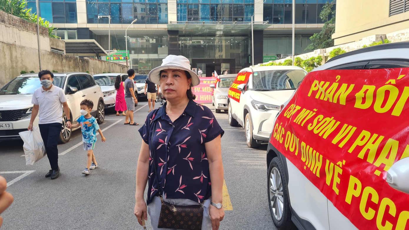 Bà Nguyễn Thị Hiền, cư dân chung cư Mỹ Sơn bức xúc về những vi phạm của chủ đầu tư. Bà Nguyễn Thị Hiền, cư dân chung cư Mỹ Sơn bức xúc về những vi phạm của chủ đầu tư.