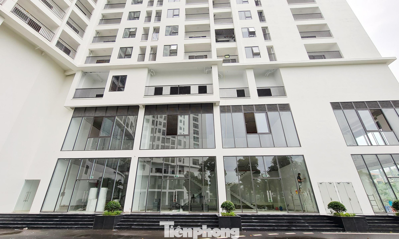 “Theo HĐMB, chủ đầu tư bàn giao nhà cho dân về ở trong tháng 6. Khi chủ đầu tư có thông báo bàn giao căn hộ cho khách hàng vào hoàn thiện nội thất thì rất nhiều cư dân đã dọn vào ở luôn. Khi dọn về ở, chúng tôi mới ngã ngửa vì dự án đến nay vẫn chưa được cơ quan chức năng có thẩm quyền nghiệm thu công trình đưa vào sử dụng”, một khách hàng mua căn hộ tại dự án chung cư Tecco Diamond bức xúc nói.