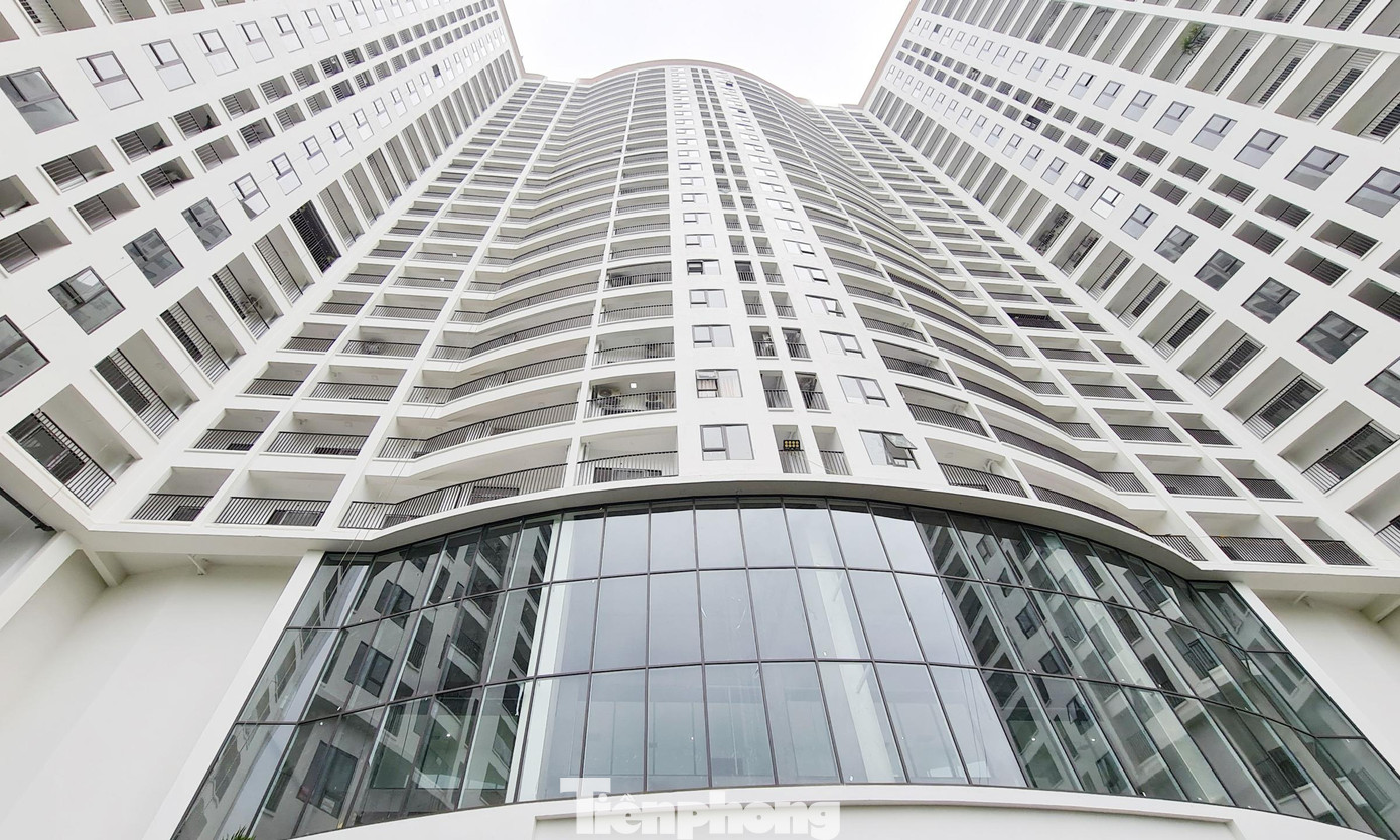 Theo thông báo hồi tháng 6/2022 của chủ đầu tư, hiện dự án Tecco Diamond đã hoàn thiện cơ sở hạ tầng và các hạng mục trong căn hộ, bắt đầu từ ngày 25/5 sẽ bàn giao khách hàng có nhu cầu nhận nhà sớm để làm nội thất và dự kiến ngày 8/6 nghiệm thu xong PCCC sẽ chính thức đưa vào sử dụng… Nhằm tạo điều kiện cho khách hàng hoàn thiện nội thất và vào ở ngay sau khi nghiệm thu PCCC. Phía công ty yêu cầu khách hàng thanh toán nốt 25% theo tiến độ hợp đồng số tiền dao động trên 500 triệu đồng.