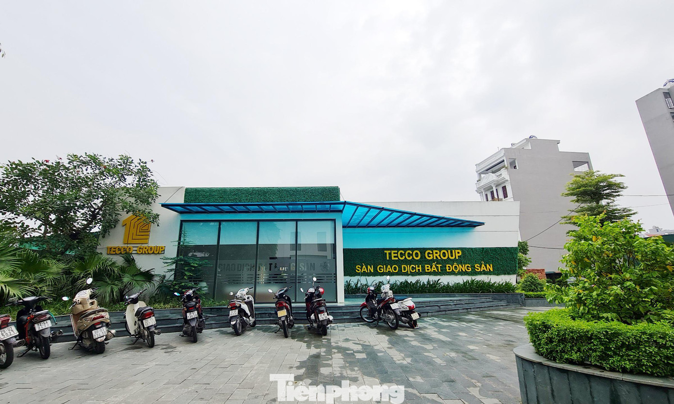 Cũng theo ghi nhận của PV, khu nhà mẫu dự án Tecco Diamond "mọc" trên khu đất quy hoạch xây dựng nhà trẻ từ 2 năm nay vẫn chưa tháo dỡ. Ngoài làm nhà mẫu, công ty làm văn phòng giao dịch bất động sản tại đây.