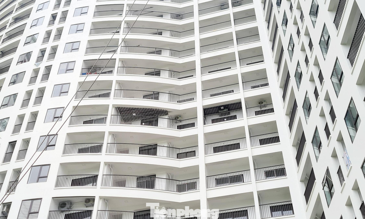 Trao đổi với PV, đại diện Đội Quản lý trật tự xây dựng đô thị huyện Thanh Trì cho biết, dự án Tecco Diamond hôm 29/6 mới được Phòng Cảnh sát PCCC và CNCH (Công an TP Hà Nội) có văn bản chấp thuận kết quả nghiệm thu về PCCC. Tuy nhiên, đến nay dự án vẫn chưa được Cục Giám định nhà nước về chất lượng công trình xây dựng (Bộ Xây dựng) nghiệm thu đưa vào sử dụng.