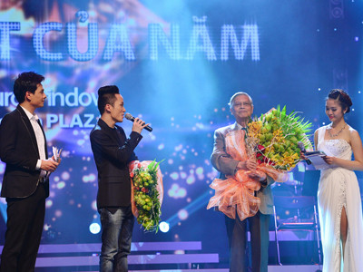 Ca sỹ Tùng Dương và nhạc sỹ Doãn Nho nhận giải Bài hát yêu thích. Ảnh: nhà tổ chức cung cấp
