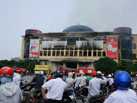 Trung tâm thương mại bị lửa tấn công nhiều giờ. Trung tâm thương mại bị lửa tấn công nhiều giờ