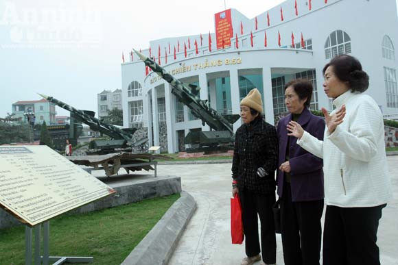 Những người con của Hà Nội đến thăm bảo tàng chiến thắng B52 trong những ngày hướng đến kỷ niệm 40 năm 