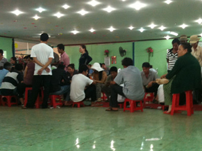 Rất đông con bạc “chân đất” là người Việt tại một casino ở Bavet, Campuchia . Ảnh: Anh Thoa (Tuổi Trẻ)