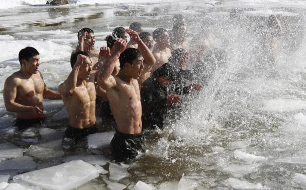 Các thành viên của Bộ Tư lệnh đặc biệt Hàn Quốc tắm dưới trời tuyết ở Pyeongchang, cách thủ đô Seoul 180 km về phía đông