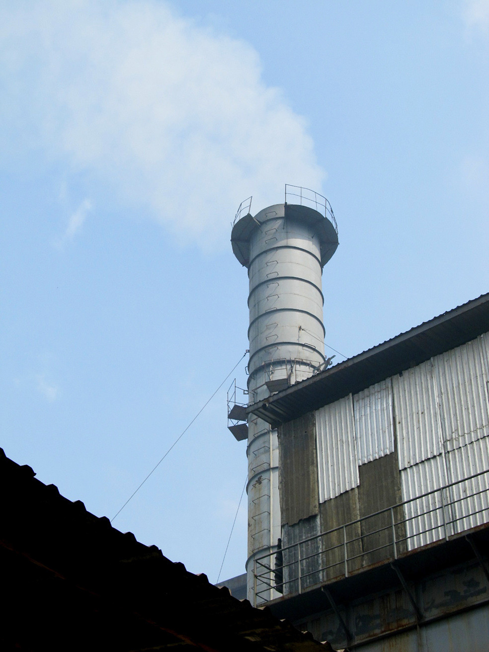 Ống xả khói của nhà máy thép Thái Bình Dương sát bên nhà dân. Ảnh: Nam Cường