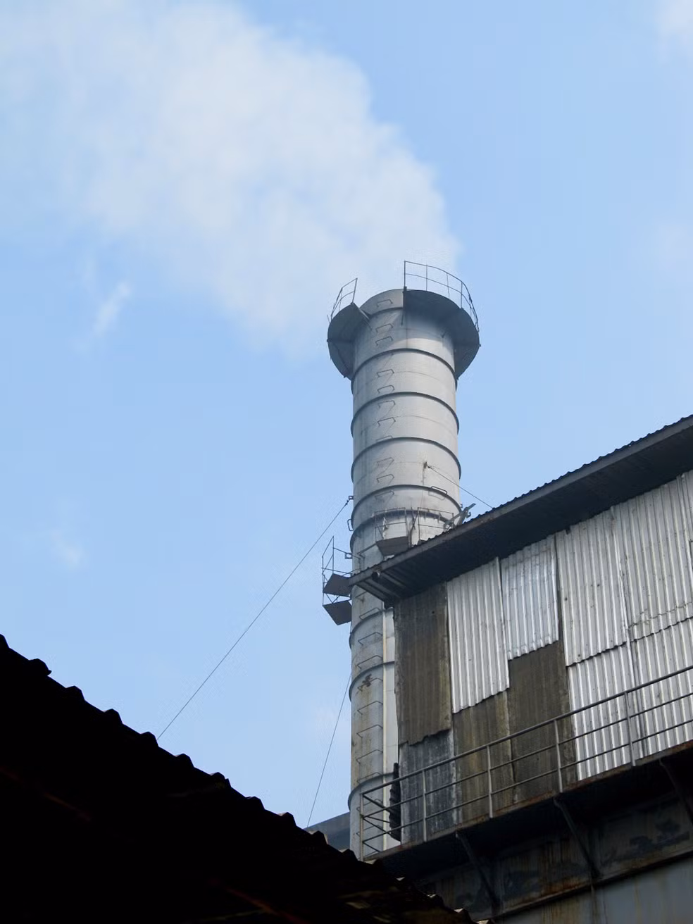 Ống xả khói của nhà máy thép Thái Bình Dương sát bên nhà dân. Ảnh: Nam Cường