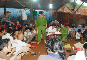 Hiện trường tại trường gà khi công an triệt phá.. Hiện trường tại trường gà khi công an triệt phá.