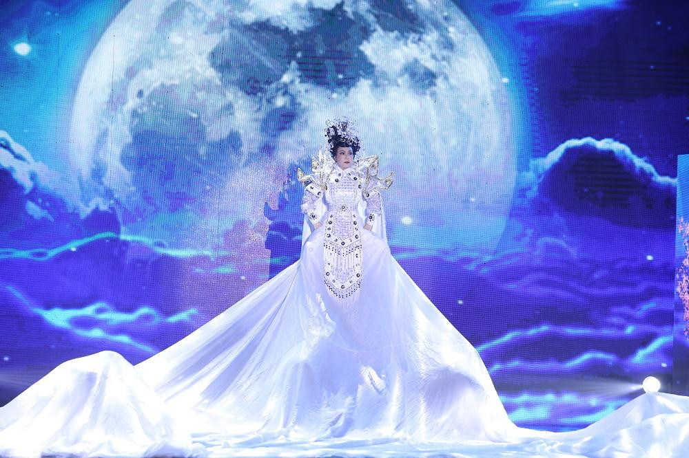 Lần đầu tham gia Táo Xuân, Việt Hương cũng ghi dấu ấn vai diễn với sự đầu tư trang phục công phu và vô cùng bắt mắt.