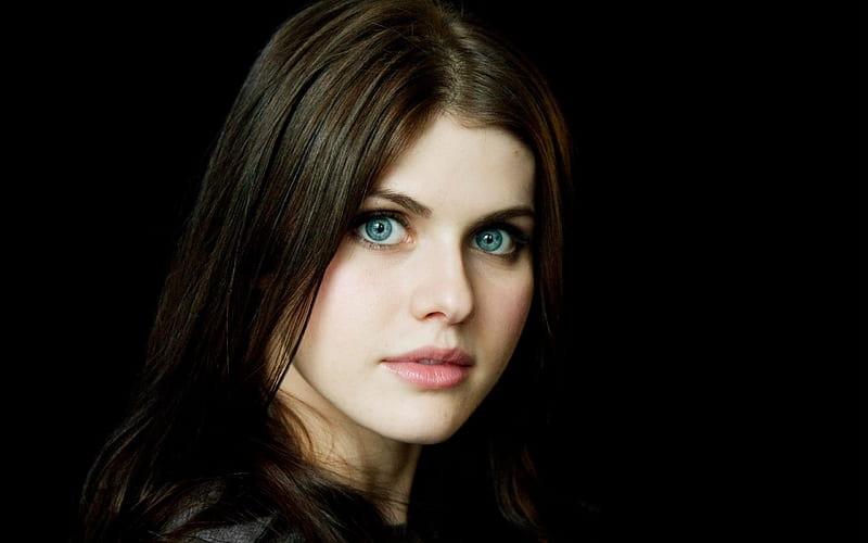 Alexandra Daddario được nhiều người biết đến khi đóng vai á thần Annabeth Chase trong phim giả tưởng Percy Jackson và kẻ cắp tia chớp. Một số bộ phim nổi tiếng khác có sự tham gia của cô là American Horror Story, The Babysitters, San Andreas (2015) và Baywatch (2017)…
