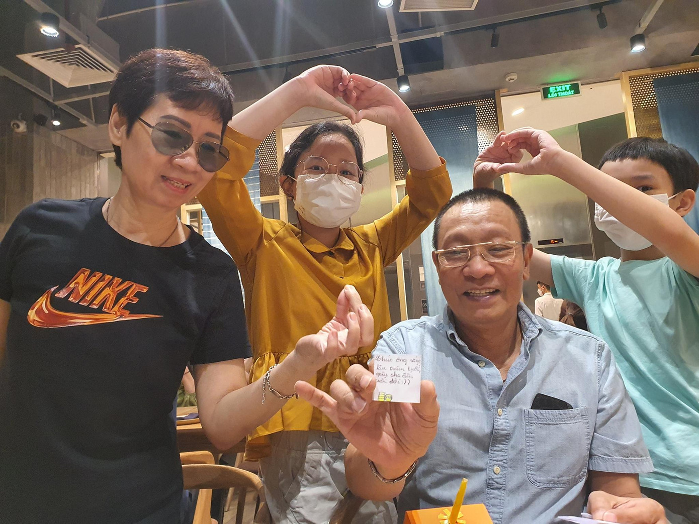 Các cháu nội của MC Lại Văn Sâm. Ảnh: Lai Bac Hai Dang Các cháu nội của MC Lại Văn Sâm. Ảnh: Lai Bac Hai Dang