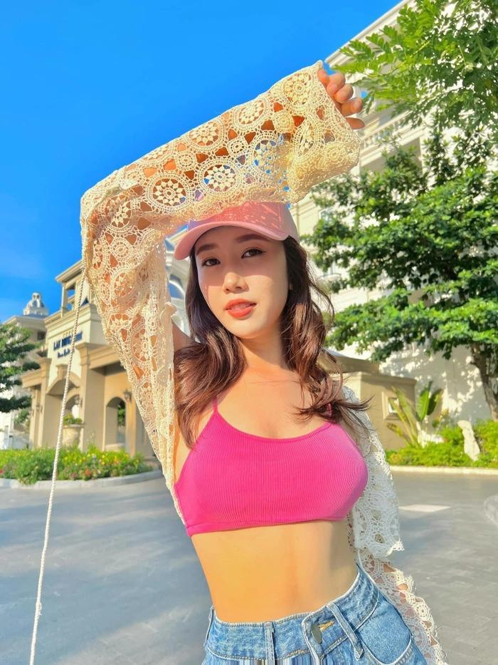 Đời thường, Thúy Ngân chuộng phong cách thời trang năng động, khỏe khoắn, trẻ trung.