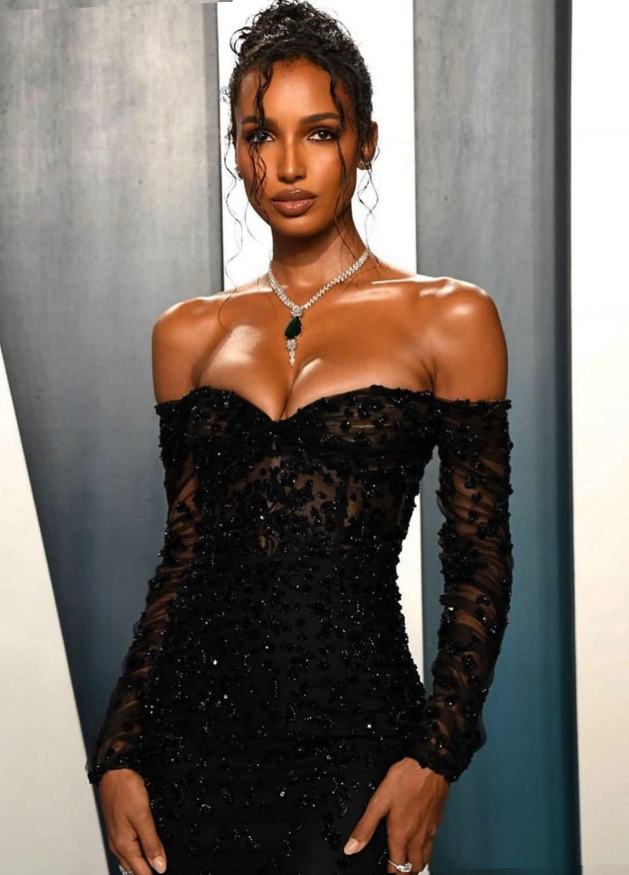 Jasmine Tookes 31 tuổi, cao 1,75 m, cô có thân hình cân đối, các số đo lần lượt 86-61-86 cm cùng làn da đen bóng khỏe khoắn. Người đẹp mang trong mình dòng máu châu Âu, châu Phi, Brazil và Ấn Độ. Năm 2016, Jasmine Tookes được chọn trình diễn bộ nội y Fantasy Bra trị giá 3 triệu USD tại Victoria's Secret Fashion Show. Cùng năm, cô có mặt trong danh sách “Những người mẫu được trả cát-xê cao nhất thế giới" của Forbes, thu nhập ước tính là 4 triệu USD. Jasmine Tookes 31 tuổi, cao 1,75 m, cô có thân hình cân đối, các số đo lần lượt 86-61-86 cm cùng làn da đen bóng khỏe khoắn. Người đẹp mang trong mình dòng máu châu Âu, châu Phi, Brazil và Ấn Độ. Năm 2016, Jasmine Tookes được chọn trình diễn bộ nội y Fantasy Bra trị giá 3 triệu USD tại Victoria's Secret Fashion Show. Cùng năm, cô có mặt trong danh sách “Những người mẫu được trả cát-xê cao nhất thế giới" của Forbes, thu nhập ước tính là 4 triệu USD.