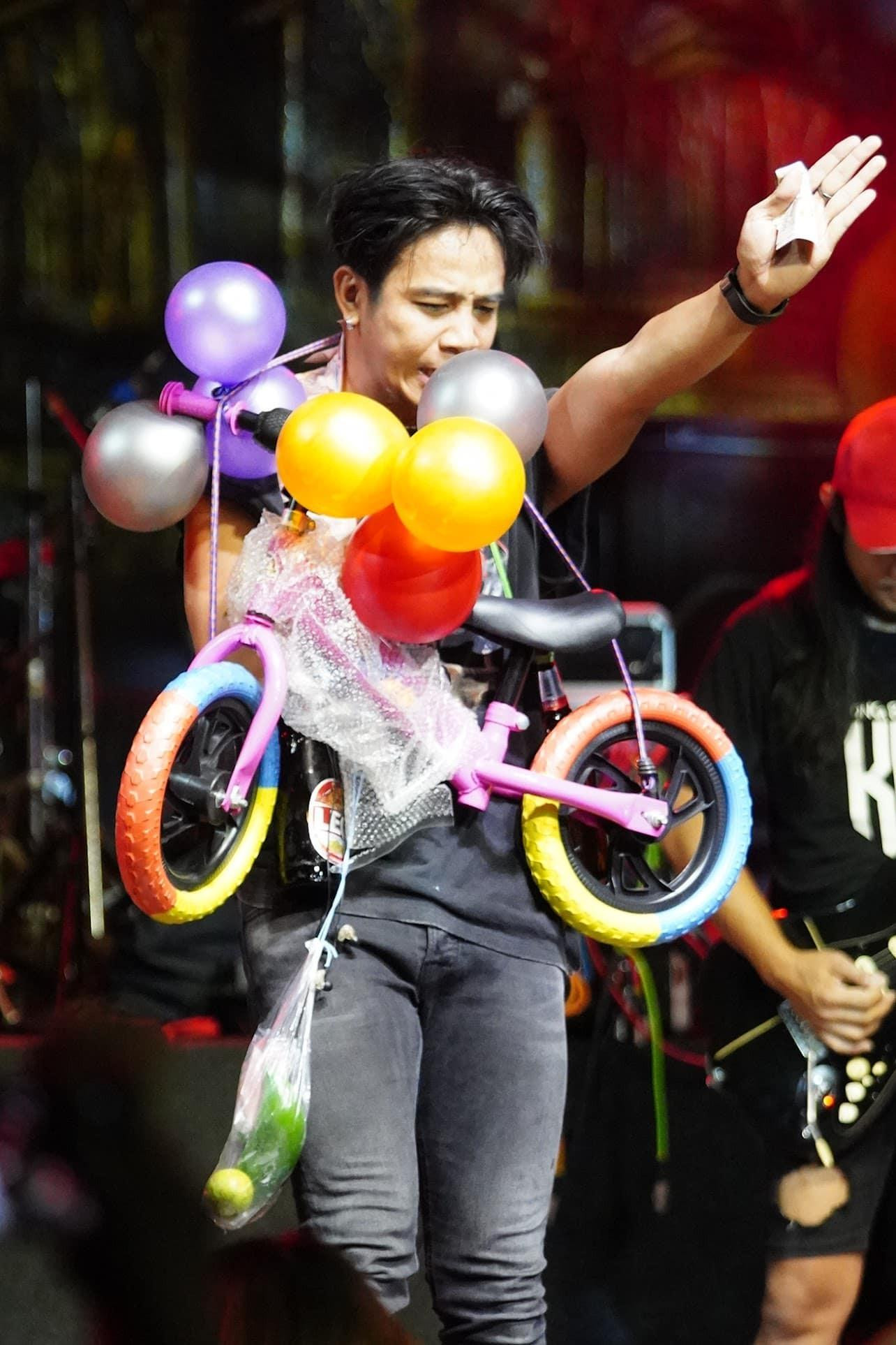 Cư dân mạng cho rằng Kong Huayrai không khác gì tiệm tạp hóa thu nhỏ. Những món đồ anh nhận được hầu hết là nhu yếu phẩm cần thiết trong cuộc sống. Cư dân mạng cho rằng Kong Huayrai không khác gì tiệm tạp hóa thu nhỏ. Những món đồ anh nhận được hầu hết là nhu yếu phẩm cần thiết trong cuộc sống.