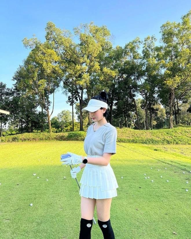 Mỹ nhân 25 tuổi đầu tư rất nhiều cho thời trang chơi golf, tất cả đều đến từ các thương hiệu danh tiếng.