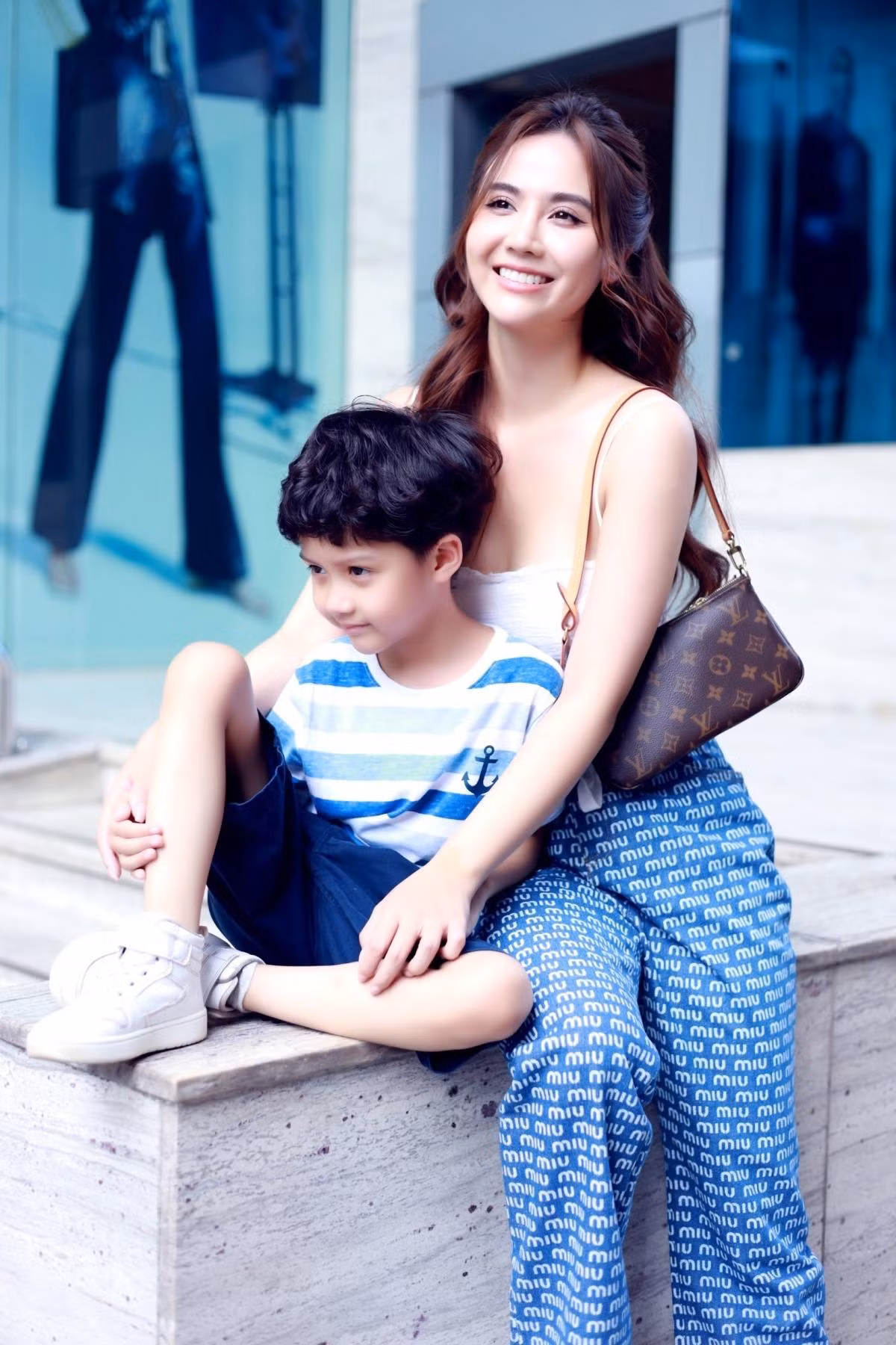 Huyền Lizzie và con trai Nem mới vừa tốt nghiệp lớp 1. Cậu bé sở hữu đôi mắt to, thần thái rất giống mẹ Huyền Lizzie và con trai Nem mới vừa tốt nghiệp lớp 1. Cậu bé sở hữu đôi mắt to, thần thái rất giống mẹ